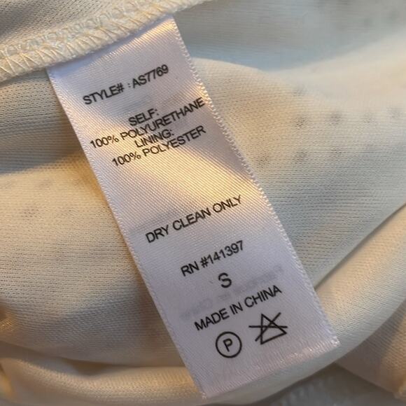 ASTR Pleated White Faux Leather Cutout Midi Skirt Size Small - Picture 4 of 5